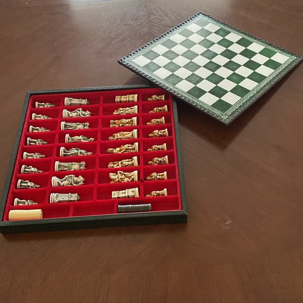 Chess Set-Self Contained. - Picture 11 of 16